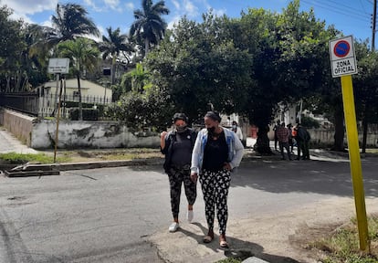 Familiares de arrestados en las protestas de julio, ante la Corte de Justicia municipal en La Habana, el día 2.