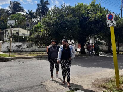 Familiares de arrestados en las protestas de julio, ante la Corte de Justicia municipal en La Habana, el día 2.