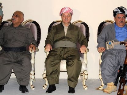 El presidente del kurdist&aacute;n iraqu&iacute;, Mesud Barzani (centro), durante su visita este jueves a Kirkuk.