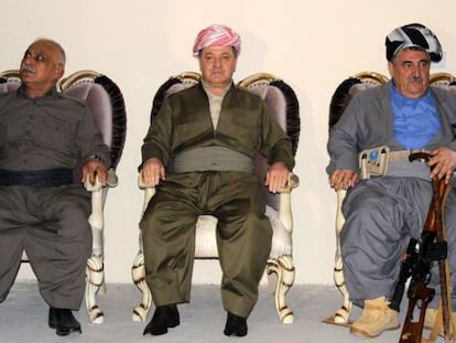 El presidente del kurdistán iraquí, Mesud Barzani (centro), durante su visita este jueves a Kirkuk.