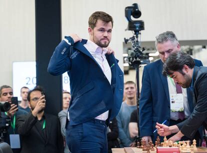 Magnus Carlsen, este sábado, segundos después de convertirse en campeón del mundo de partidas rápidas tras hacer tablas con Hikaru Nakamura