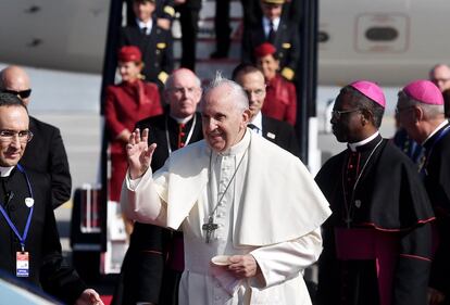 El Papa Francisco saluda en su llegada al aeropuerto de Dublín, el 25 de agosto de 2018. 