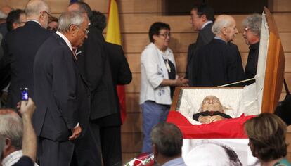 Rodolfo Martín Villa, político de la transición española junto a los restor mortales de Santiago Carrillo.