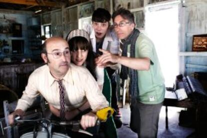 Javier Cámara, Natalia de Molina y Francesc Colomer, junto al director de la película, David Trueba.