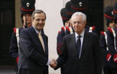 El primer ministro italiano, Mario Monti (der), saluda a su homólogo griego, Antonis Samarás (izq), en el Palacio Chigi de Roma, en Italia, hoy viernes 21 de septiembre de 2012.