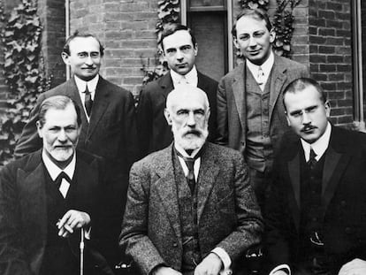 De pie, A. A Brill, Ernest Jones y Sandor Ferenczi. Sentados, Sigmund Freud, G. Stanley Hall y Carl G. Jung, en Estados Unidos en 1908.