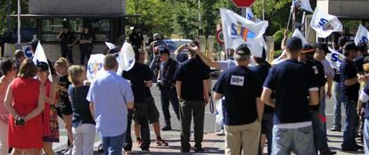 Concentración de policías nacionales ante la comisaría de Canillas en protesta por los recortes.