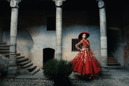 Penélope Cruz lleva un abrigo inspirado en Velázquez de la colección otoño-invierno 2007 fotografiado ese mismo año por Annie Leibovitz. 