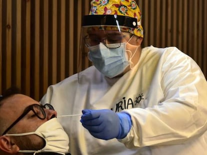 Un hombre se somete a un test de antígenos en Barcelona.