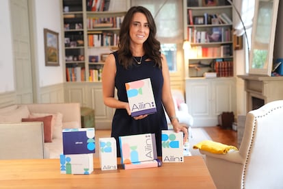 Isabel Caruana, junto a los kits de diagnóstico de Ailin Health.