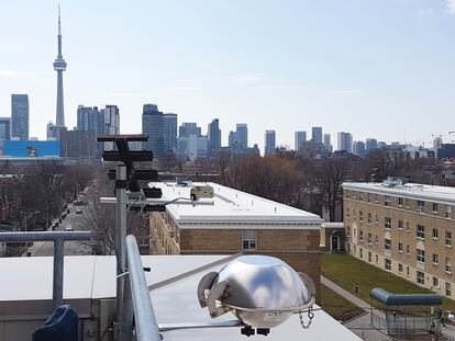 Al fondo, el 'skyline' de Toronto, Canadá. En primer plano la estación que captura partículas y compuestos químicos del aire.