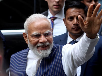 El primer ministro indio saluda a su llegada este martes a Nueva York