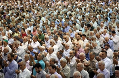 Iraníes asisten a las oraciones del viernes en la mezquita del Imán Jomeini en Teherán, el 19 de julio de 2019. Según informes de los medios de comunicación, Irán ha negado que el buque americano 'USS Boxer' haya derribado un drone iraní después de que se acercara a menos de un kilómetro del barco en el estrecho de Ormuz.