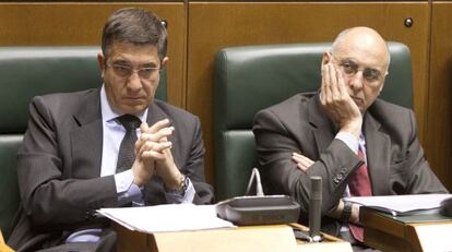 El 'lehendakari', Patxi López y el consejero de Interior, Rodolfo Ares, durante el último pleno de control en el Parlamento Vasco.