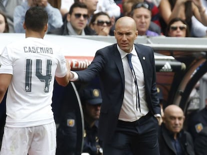 Zidane felicita a Casemiro tras el partido.
