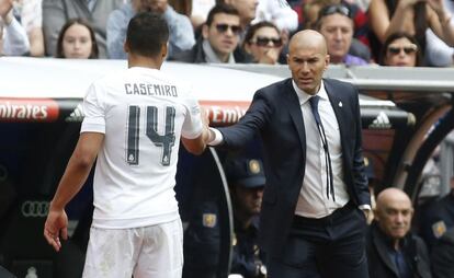 Zidane felicita a Casemiro tras el partido.