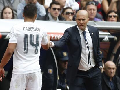 Zidane felicita a Casemiro tras el partido.