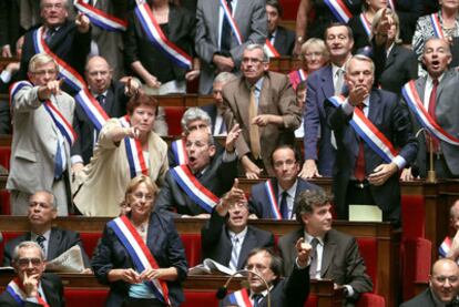 Los diputados socialistas protestan en sus escaños.