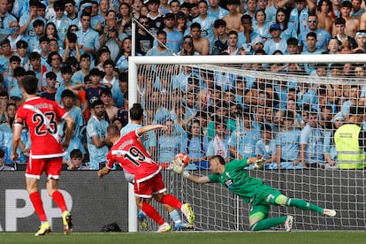 El centrocampista del Rayo Jorge de Frutos (2i) consigue el segundo gol de su equipo este domingo ante el Celta.