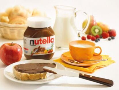 Un bote de Nutella junto a otros productos para el desayuno