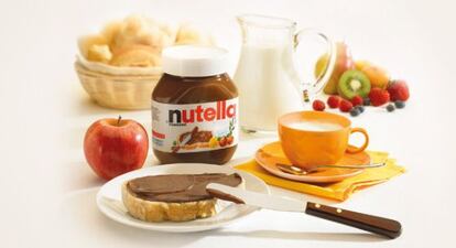 Un bote de Nutella junto a otros productos para el desayuno