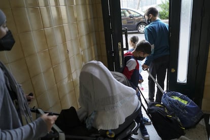 Los hijos salen de casa sin saber todavía dónde van a pasar la noche.