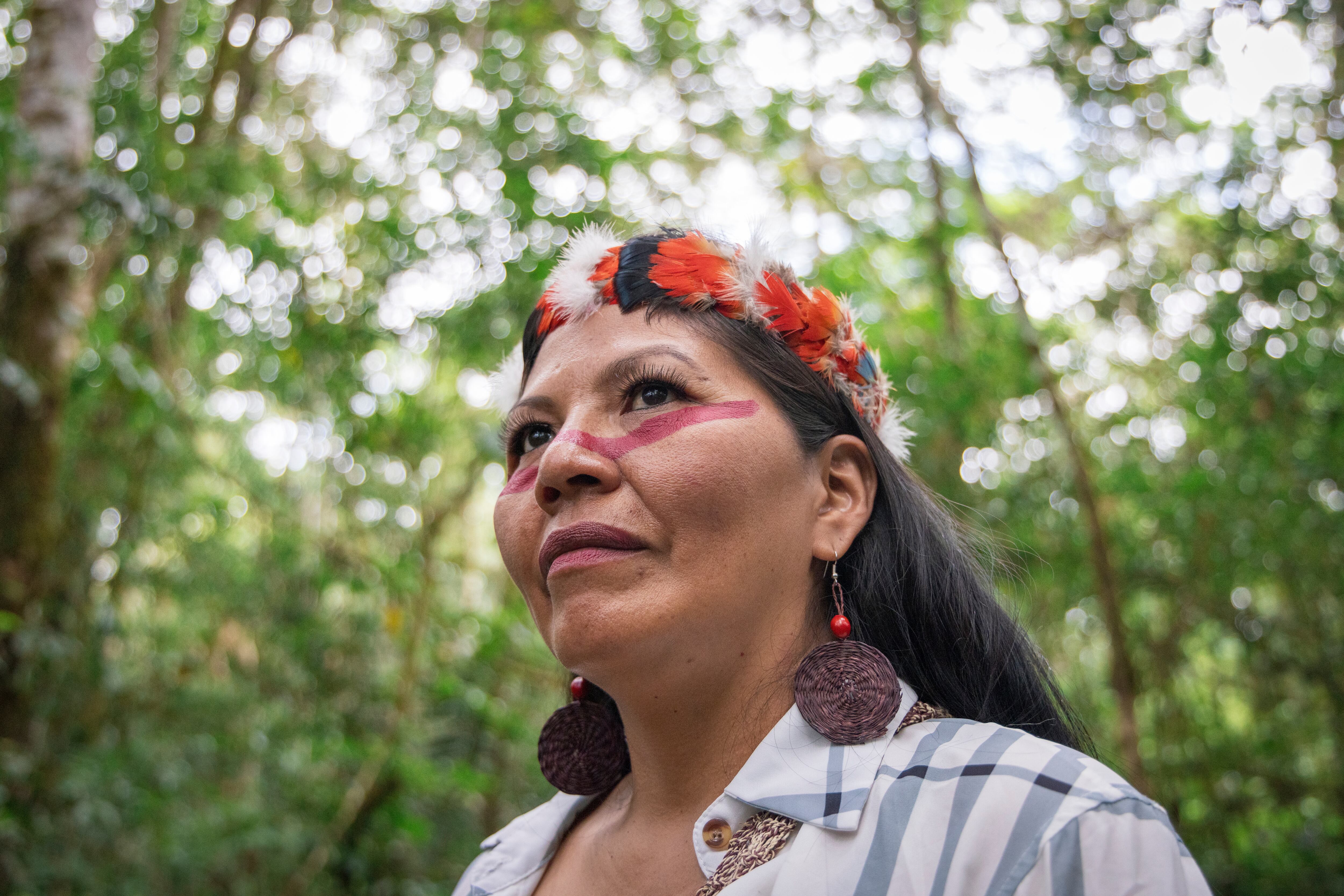 Rosa Nihua lideresa de mujeres waorani, en el Parque Nacional Yasuní.