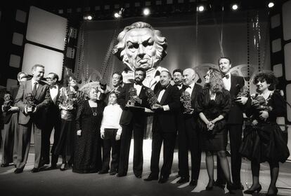 <b>1988. </b>Verónica Forqué comienza con su cosecha de cabezones y esa noche se lleva dos galardones: mejor actriz protagonista con 'La vida alegre' y de reparto con 'Moros y cristianos'. En la imagen, los premiados de la segunda edición de los Goya posan con sus trofeos. Entre ellos: Rafaela Aparicio, Goya de Honor por su carrera, y Alfredo Landa, mejor actor por 'El bosque animado', en el Palacio de Congresos y Exposiciones de Madrid.