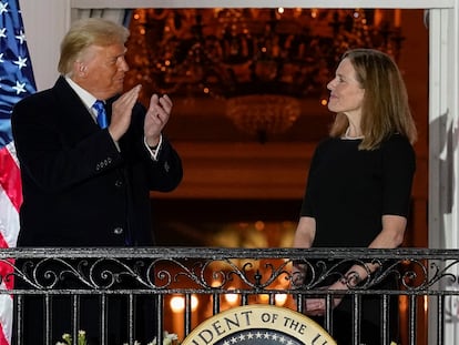 Donald Trump e a juíza Amy Coney Barrett, após sua confirmação para a Suprema Corte.