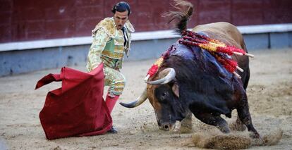 David Mora, en el comienzo por bajo de su faena al sexto de la tarde. 