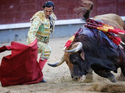 David Mora, en el comienzo por bajo de su faena al sexto de la tarde. 