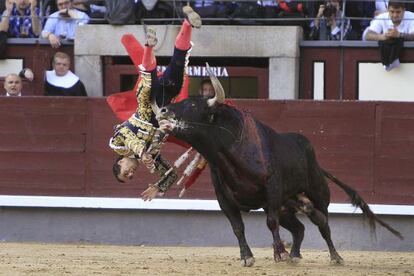 Iván Fandiño, cogido por su primero en la corrida de la Prensa, celebrada esta tarde en Las Ventas.