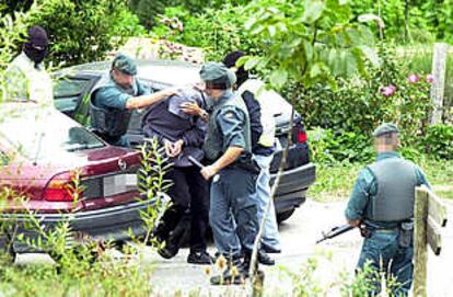 Agentes de la Guardia Civil trasladan a Aitor Durán, tras ser detenido ayer en Lekeitio.