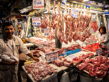 Un puesto de carne en el Mercado Central de Atenas.