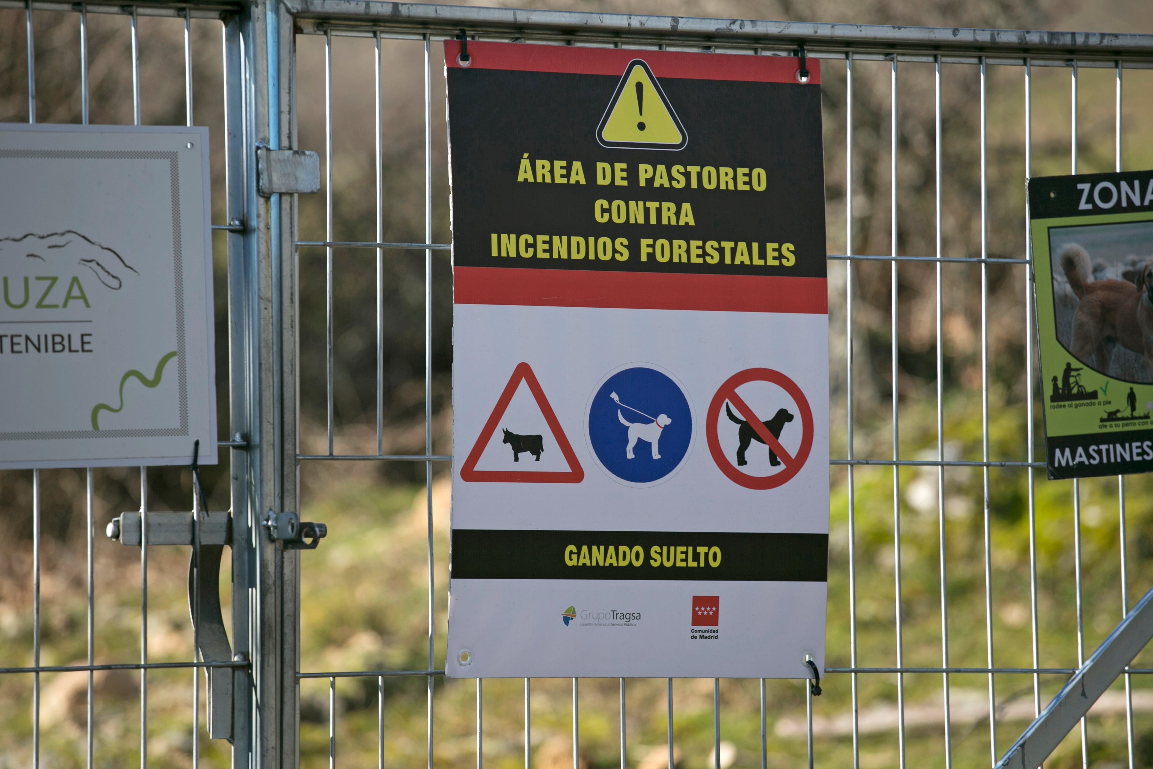 Señal que indica la entrada a la finca La Caperuza, denominada área de pastoreo contra incendios forestales. 