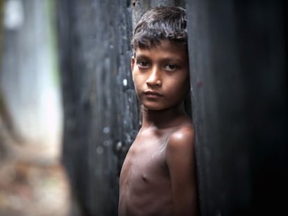 Un niño en Karial barriada de Dhaka (Bangladesh).