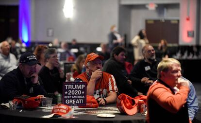 Partidarios de Donald Trump ven los resultados de las elecciones presidenciales en Fox News en el Hotel DoubleTree en Bloomington, Minnesota.