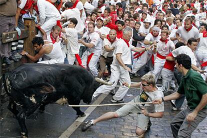 Los mozos y pastores intentan que el toro rezagado no vuelva sobre sus pasos en un encierro de 2006