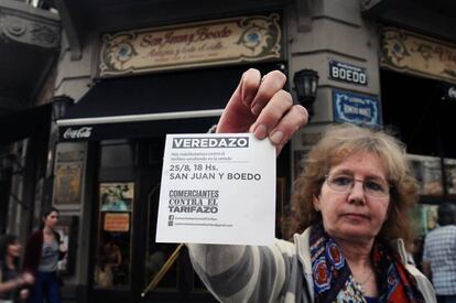 Una mujer convoca en Buenos aires a una protesta contra el aumento de la electricidad.