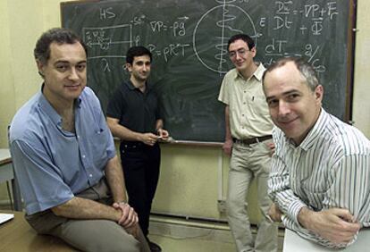 Agustín Sánchez Lavega (a la izquierda), junto a José F. Rojas y otros dos miembros del equipo.