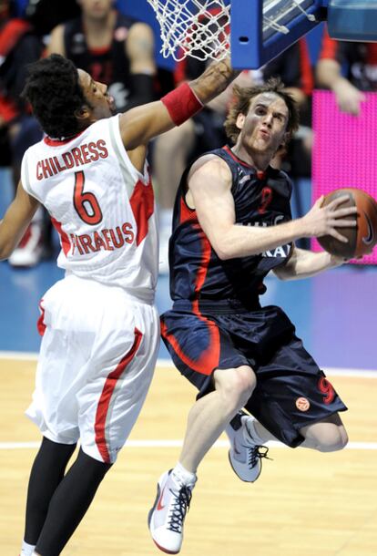 Marcelinho Huertas controla el balón con la oposición de Childress.