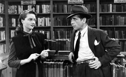 Dorothy Malone y Humphrey Bogart, en una librería de 'El sueño eterno' (1946), de Howard Hawks.