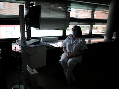 Una sanitaria del centro de salud García Noblejas, de Madrid, el pasado 7 de mayo.