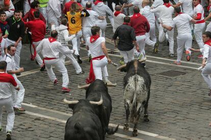 El encierro de los toros de Victoriano del Río durante su paso por el tramo de Santo Domingo.