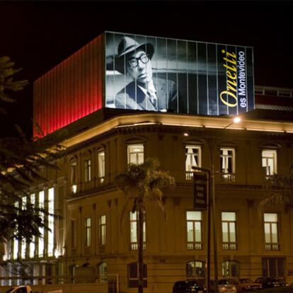 En el teatro Solís, una instalación recuerda al viandante la celebración del centenario de Onetti.