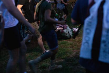 Varios manifestantes derriban y arrastran a un estanque una estatua de Colón en Virginia.