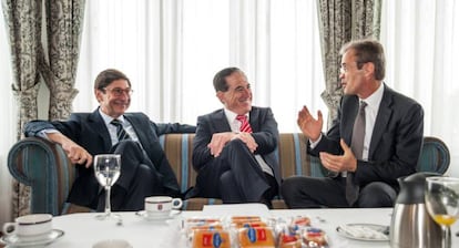 El presidente de CaixaBank, Jordi Gual (d); el presidente de Bankia, José Ignacio Goirigolzarri (i), y el presidente de Mapfre, Antonio Huerta (c).