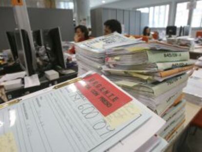 Dar más competencias a los notarios aliviará la carga de los juzgados.