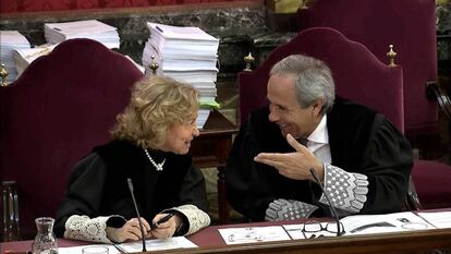 Los fiscales Consuelo Madrigal y Jaime Moreno, durante una sesión del juicio.