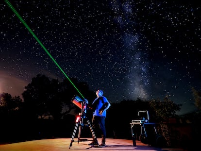 José Pedro Madera, con su telescopio, en la finca de Monfragüe, en Cáceres, donde organiza observaciones de astronomía.